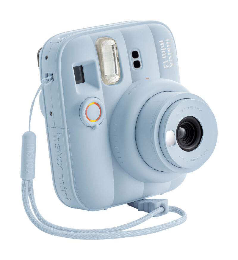 fuj170370-6-398 Cámara instantánea Fujifilm Instax Mini 13 color azul con lente y flash integrado, ideal para fotografía divertida.