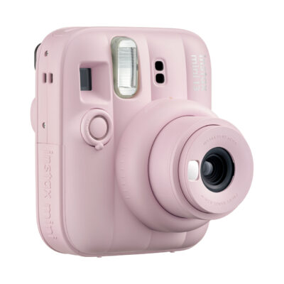 Cámara instantánea Fujifilm Instax Mini 13 en color rosa con lente de 60mm y flash integrado, ideal para fotos rápidas.