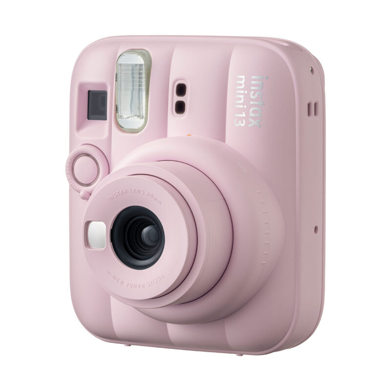 fuj170371-2-972 Cámara instantánea Fujifilm Instax Mini 13 en color rosa con lente circular y flash integrado para fotos instantáneas.