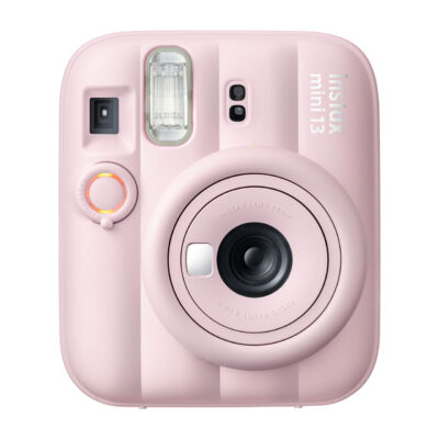 Cámara instantánea Fujifilm Instax Mini 13, color rosa, lente de enfoque de 60 mm y flash integrado.