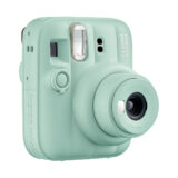Cámara instantánea Fujifilm Instax Mini 13 en color menta con lente de 40mm y flash incorporado, ideal para fotos instantáneas.