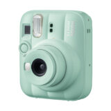 Cámara instantánea Fujifilm Instax mini 13 en color verde menta con lente de enfoque y flash integrado.