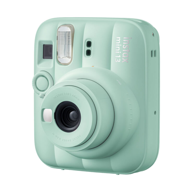 fuj170372-2-e26 Cámara instantánea Fujifilm Instax mini 13 en color verde menta con lente de enfoque y flash integrado.
