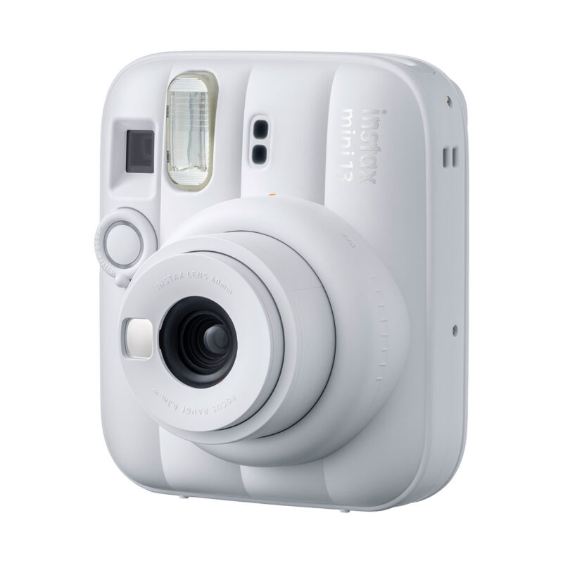 fuj170373-2-6c0 Cámara instantánea Fujifilm Instax Mini 13 en color blanco con lente de 60mm y flash incorporado.