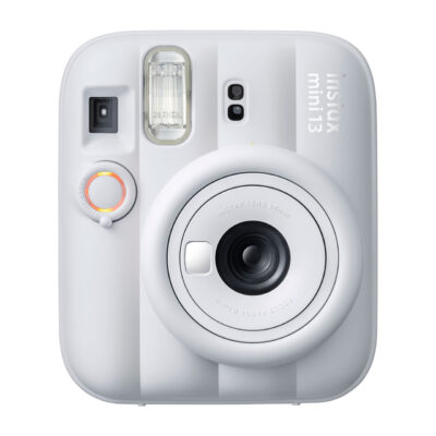 Cámara instantánea Fujifilm Instax Mini 13, diseño compacto, lente de 60 mm y flash integrado. Ideal para fotos instantáneas.