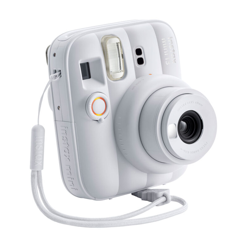 fuj170373-6-186 Cámara instantánea Fujifilm Instax Mini 11, diseño compacto blanco, lente fija y flash integrado.