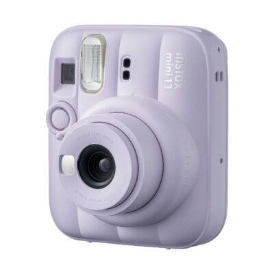 Cámara instantánea Fujifilm Instax Mini 13 en color lavanda con lente y flash integrados. Ideal para fotos de diversión.
