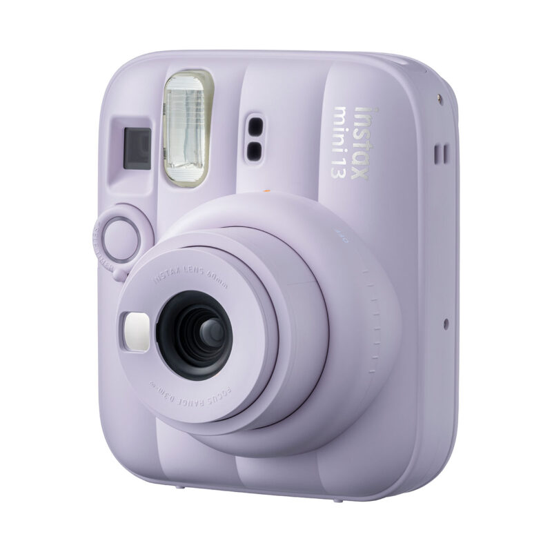 fuj170374-1-1b7 Cámara instantánea Fujifilm Instax Mini 13 en color lavanda con lente y flash integrados. Ideal para fotos de diversión.