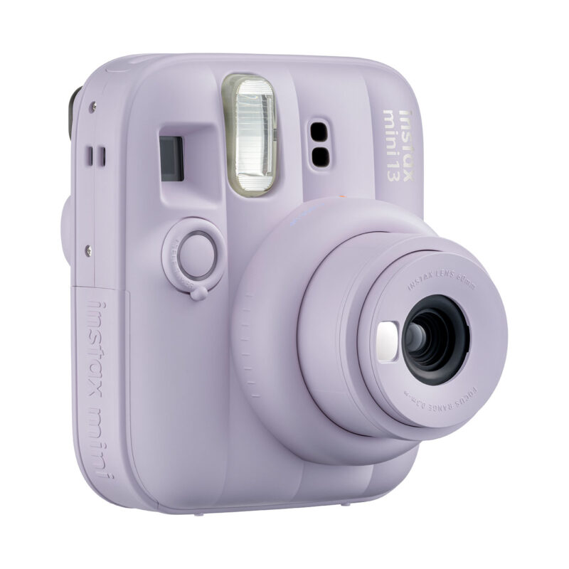 fuj170374-2-c32 Cámara instantánea Fujifilm Instax Mini 13 en color lila, con lente y flash incorporado para fotos rápidas.