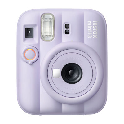 Cámara Instax Mini 13 en color lila con diseño compacto y lente de enfoque 60mm para fotos instantáneas.