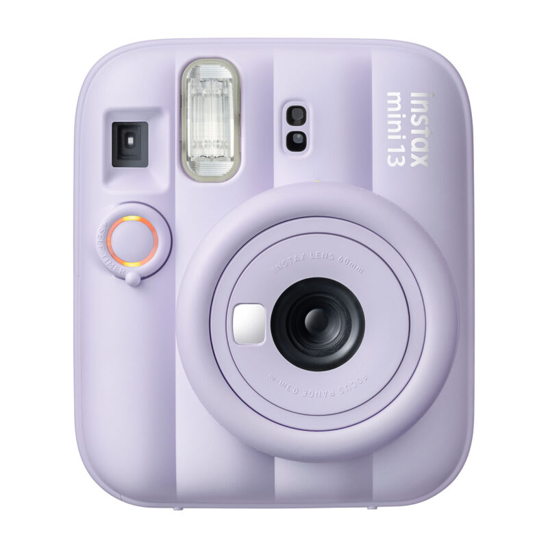 Cámara Instax Mini 13 en color lila con diseño compacto y lente de enfoque 60mm para fotos instantáneas.
