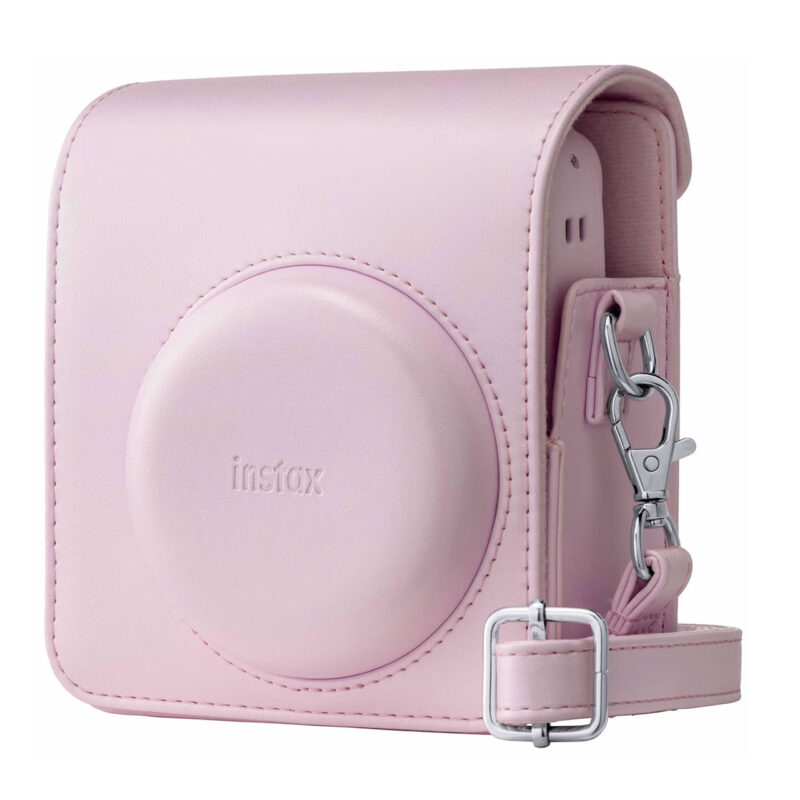 Funda rosa para cámara Instax, diseño elegante con cierre de clip y correa ajustable. Ideal para transporte y protección.