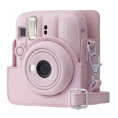 Cámara instantánea Fujifilm Instax Mini 13 de color rosa con cubierta de cuero y lente de 60 mm.