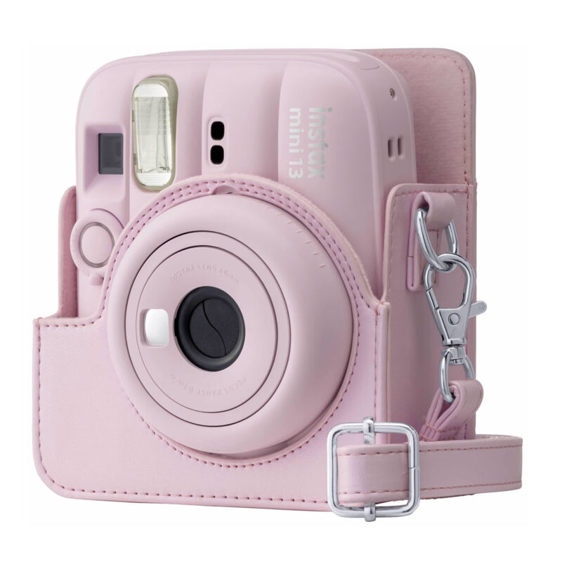 fuj170377-1-3b8 Cámara instantánea Fujifilm Instax Mini 13 de color rosa con cubierta de cuero y lente de 60 mm.