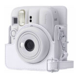 Cámara instantánea Fujifilm Instax Mini 13 en funda blanca con lente y flash visibles. Ideal para fotos rápidas.