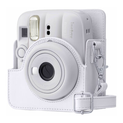 Cámara instantánea Fujifilm Instax Mini 13 en funda blanca con lente y flash visibles. Ideal para fotos rápidas.