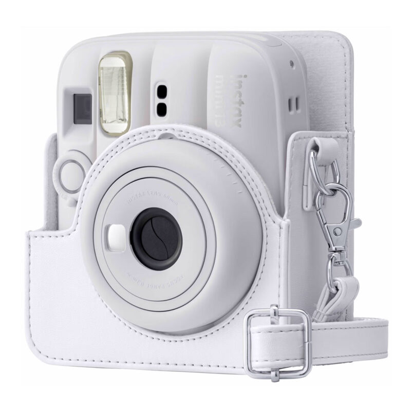 fuj170379-1-49d Cámara instantánea Fujifilm Instax Mini 13 en funda blanca con lente y flash visibles. Ideal para fotos rápidas.