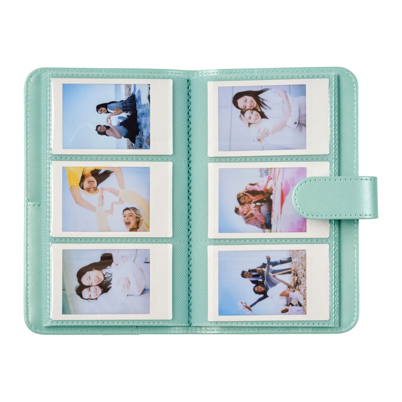 fuj170382-2-5c1 Álbum de fotos en color verde, con seis instantáneas de amigos en exteriores, ideal para fotografías instantáneas.