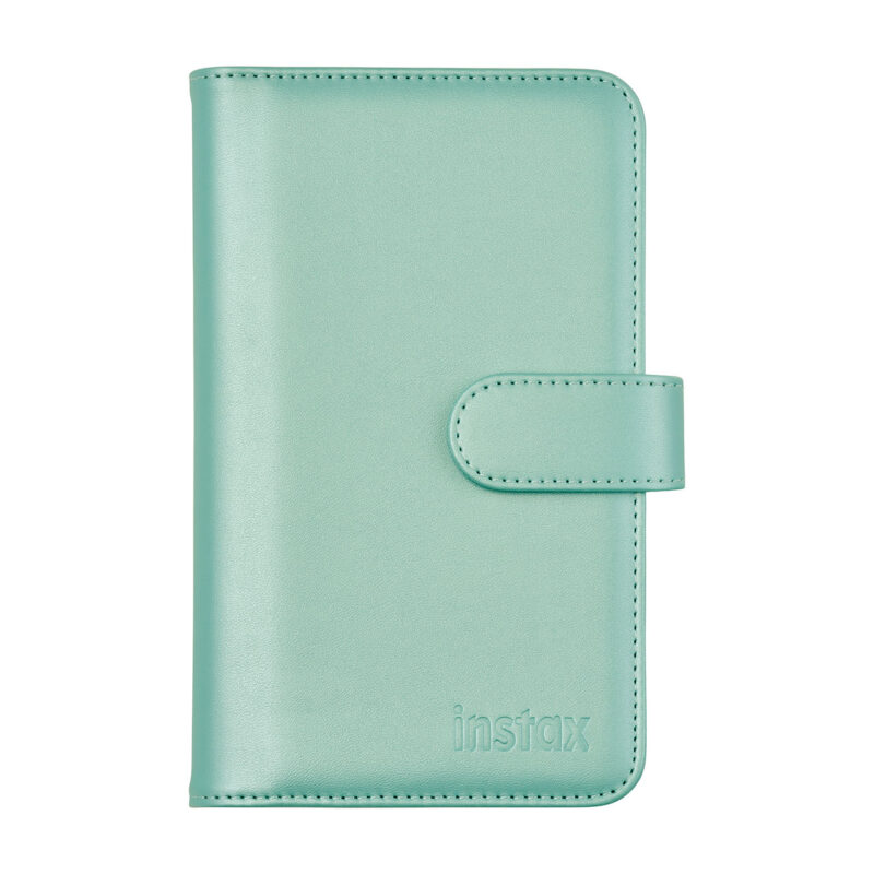 Carcasa de fotos instax en color verde claro, diseño elegante y cierre con broche para protección.