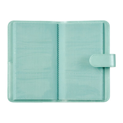 Funda de cámara en color verde menta con espacio para tarjetas y cierre, ideal para equipamiento fotográfico.