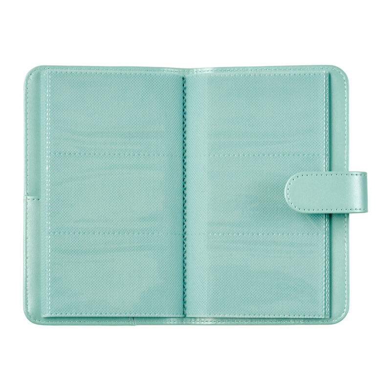 fuj170382-5-a97 Funda de cámara en color verde menta con espacio para tarjetas y cierre, ideal para equipamiento fotográfico.