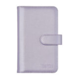 Carcasa de fotos Instax en color lavanda, diseño moderno y cierre magnético para proteger imágenes.