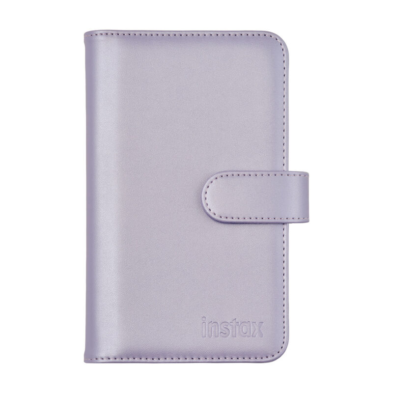 Carcasa de fotos Instax en color lavanda, diseño moderno y cierre magnético para proteger imágenes.