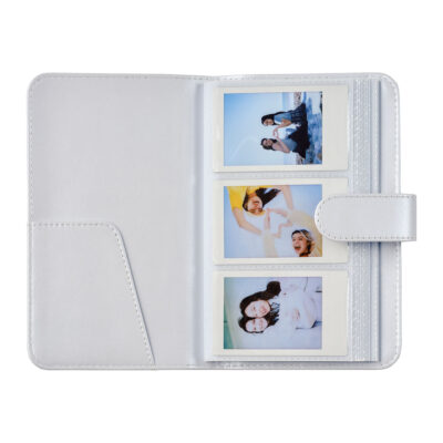 Álbum de fotos blanco con cuatro imágenes instantáneas, ideal para conservar recuerdos y momentos especiales.