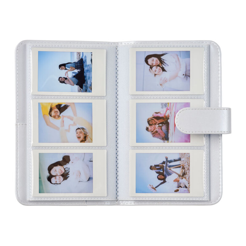 fuj170385-2-afd Álbum para fotos instantáneas con carátula blanca, seis imágenes de retratos dispuestas en compartimientos transparentes.