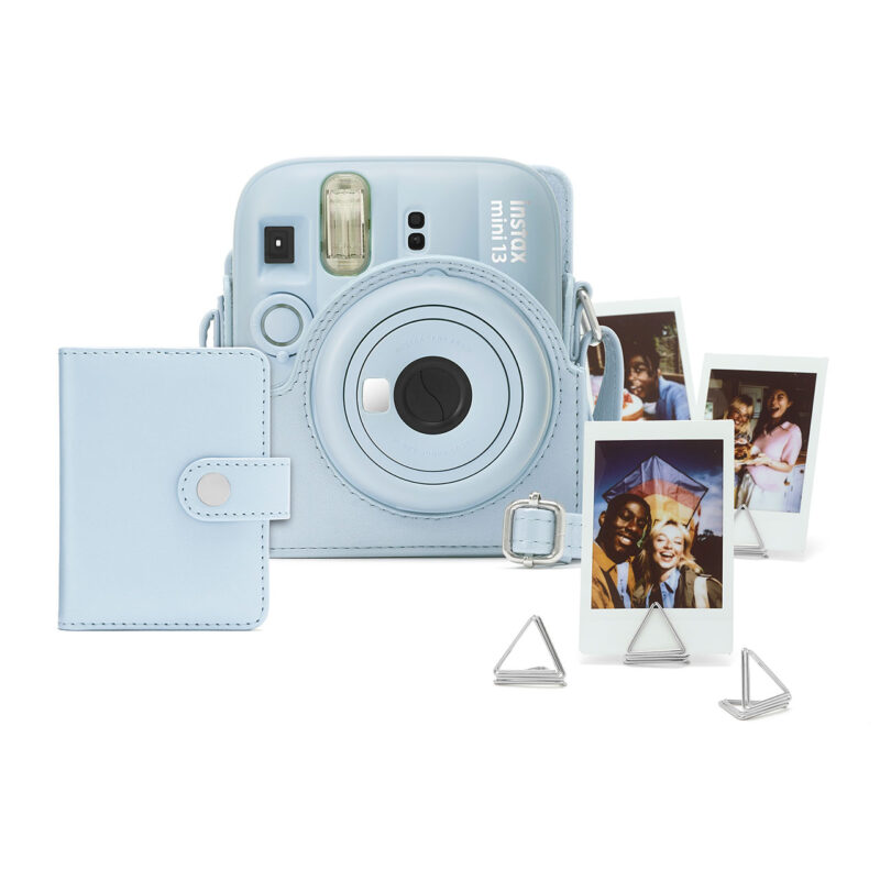 fuj170386-1-429 Cámara instantánea Fujifilm Instax Mini 13 color azul, con álbum y fotos impresas en marcos metálicos.