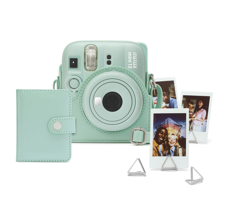 fuj170387-1-3a4 Cámara instantánea Fujifilm Instax Mini 13 color verde menta con álbum y fotos impresas en soporte.
