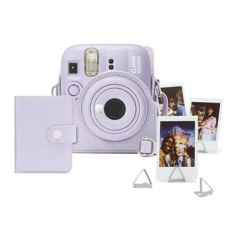fuj170389-1-dd6 Cámara instantánea Fujifilm Instax Mini 13 color lavanda con accesorios y fotos impresas en soporte.