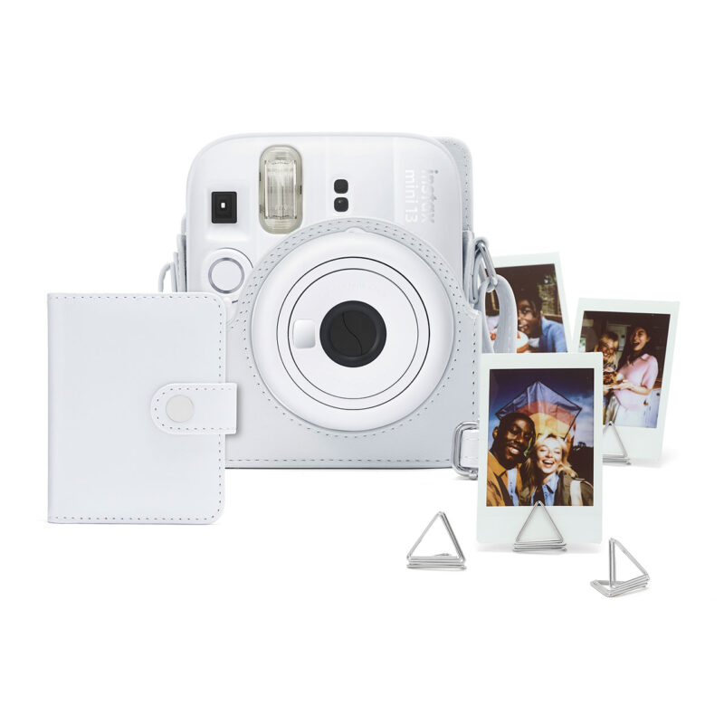 fuj170390-1-66f Cámara instantánea Fujifilm Instax mini 13 en blanco con álbum y fotos impresas sostenidas por soportes metálicos.