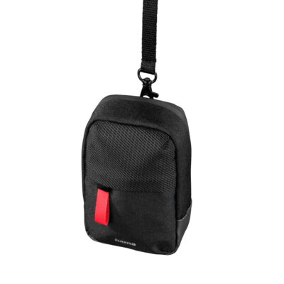 Bolsa de cámara Hama, diseño negro con rojo, material duradero y correa ajustable, ideal para accesorios de fotografía.