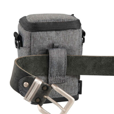 Bolsa para cámara negra con correa de sujeción, ideal para transporte de equipo fotográfico. Accesorio práctico y elegante.