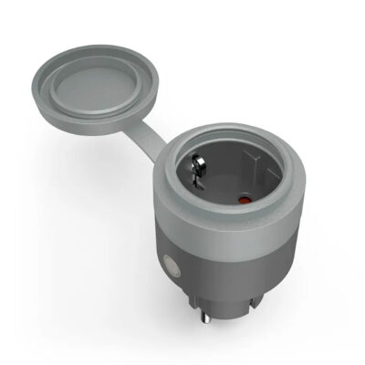 Adaptador de enchufe gris con tapa, ideal para carga de dispositivos en tecnología y fotografía.