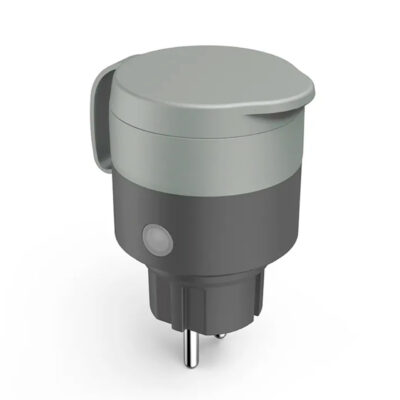 Adaptador de corriente con diseño compacto y botón de encendido, ideal para dispositivos electrónicos modernos.