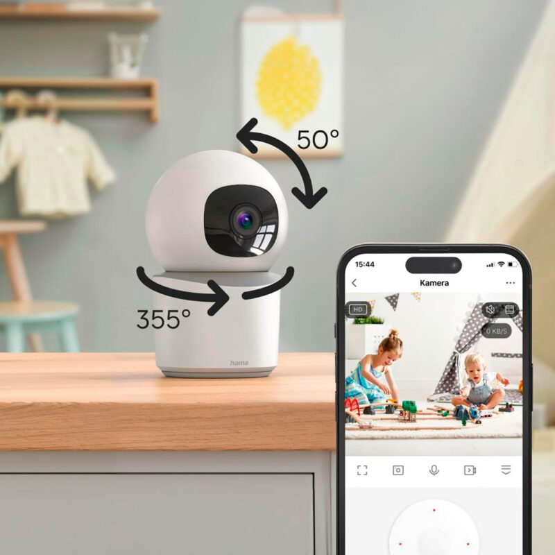 ham600004-2-744 Hama security camera with 355° rotation, monitoring children in a family environment. Ideal for surveillance.