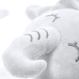 Elefante de peluche suave y blanco con detalles grises, ideal para niños y decoración infantil.