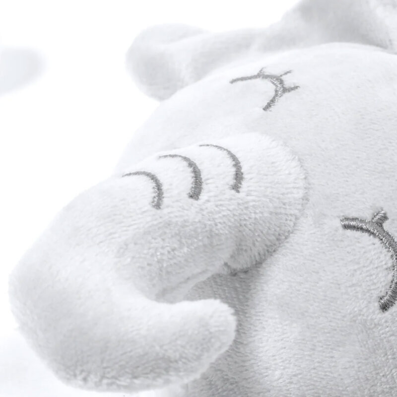 tct708638-2-850 Elefante de peluche suave y blanco con detalles grises, ideal para niños y decoración infantil.