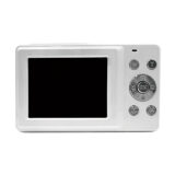 Cámara compacta blanca con pantalla LCD grande y botones de control, ideal para fotografía casual.