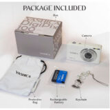 Cámara digital Yashica DigiPix 100 en su empaque, con batería recargable y bolsa protectora. Ideal para fotografía portátil.