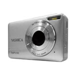 Cámara digital Yashica DigiPix 100 con zoom digital de 16x y diseño elegante en color plateado.