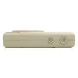 Cámara compacta beige con botones de encendido y obturador, ideal para fotografía casual y viajes.