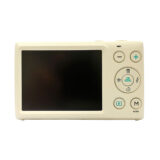 Cámara digital compacta, fondo negro y botones de control en crema, ideal para fotografía cotidiana.