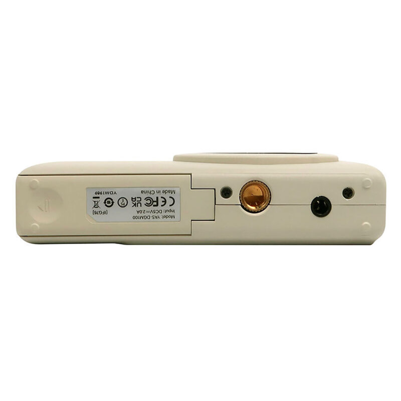 yas100005-4-103 Cámara compacta blanca con puerto de conexión y etiqueta del modelo VAS-PDC1400. Ideal para fotografía casual.