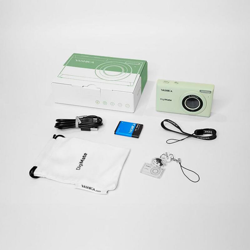 yas100006-6-808 Yashica DigiMate cámara compacta verde, incluye cable, batería y accesorios, ideal para fotografía casual.