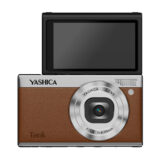 Cámara Yashica Tank con pantalla abatible y diseño de cuero marrón, lente f/1.8 para fotos de alta calidad.
