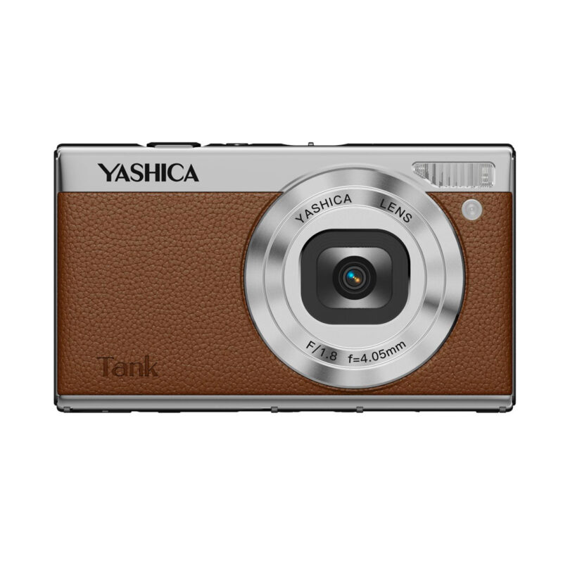 Cámara Yashica Tank con acabado de cuero marrón y lente de 4,05 mm, ideal para fotografía compacta.