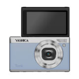 Yashica Tank, cámara compacta azul con pantalla abatible y lente de 4.05mm f/1.8, ideal para fotografía amateur.